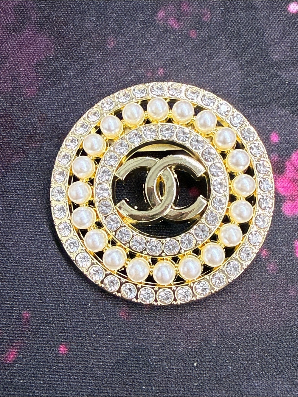 Fashion Jewelry Gold Pearl & Crystal Round Logo Brooch